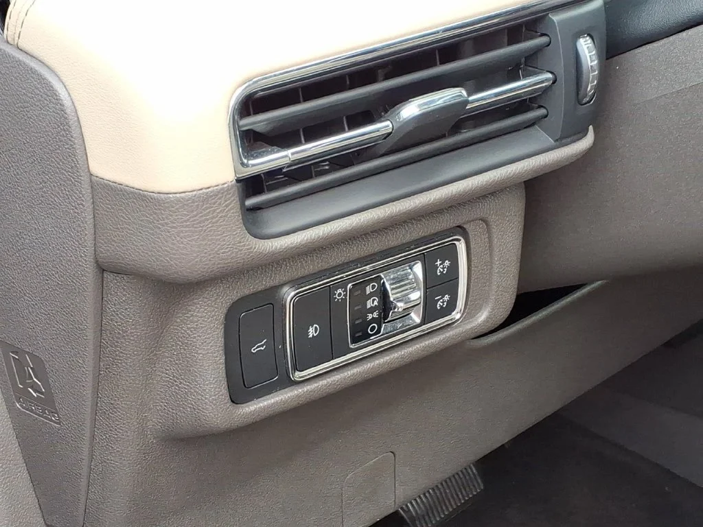 Used 2020 Blue Lincoln Reserve image 27