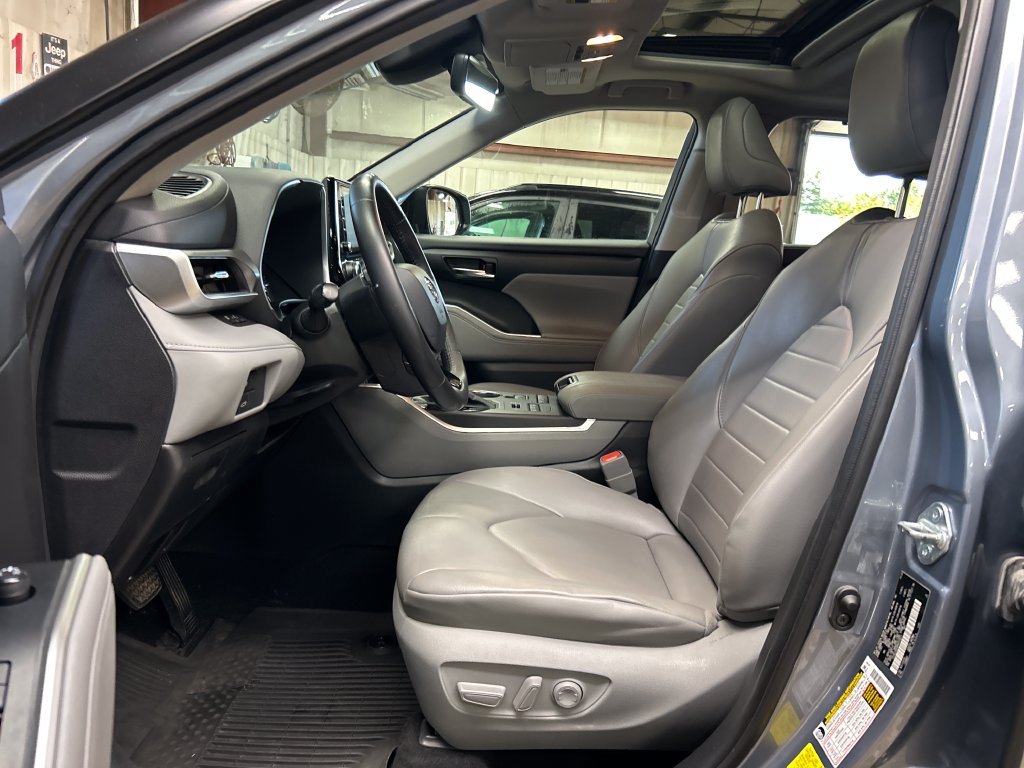 Used 2021  Toyota XLE image 13