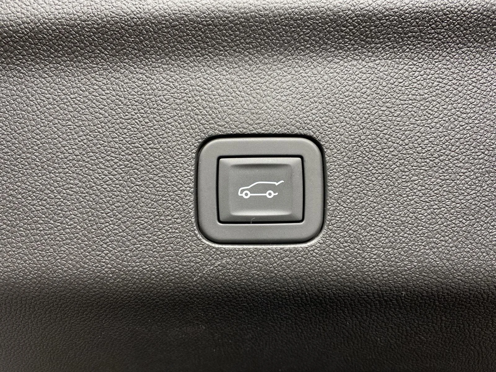 Used 2025 Summit White GMC Elevation image 32