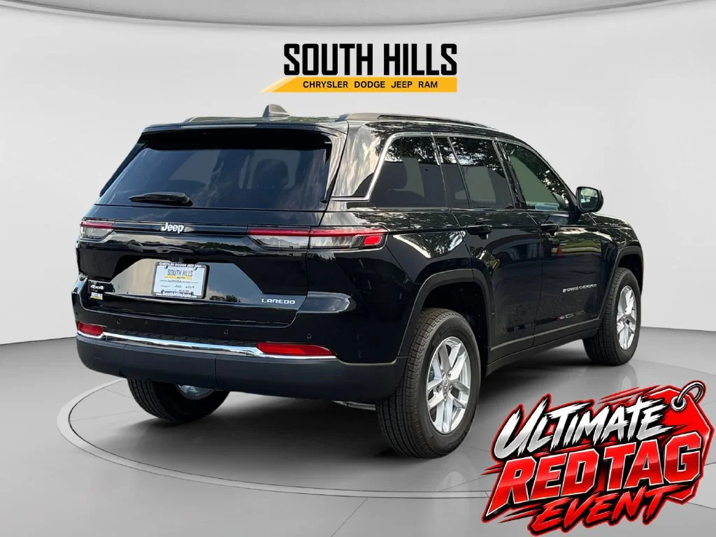 New 2026 Diamond Black Crystal Pearl-Coat Exterior Paint Jeep Laredo image 5