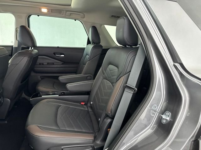 Used 2025 Gray Nissan Platinum image 25