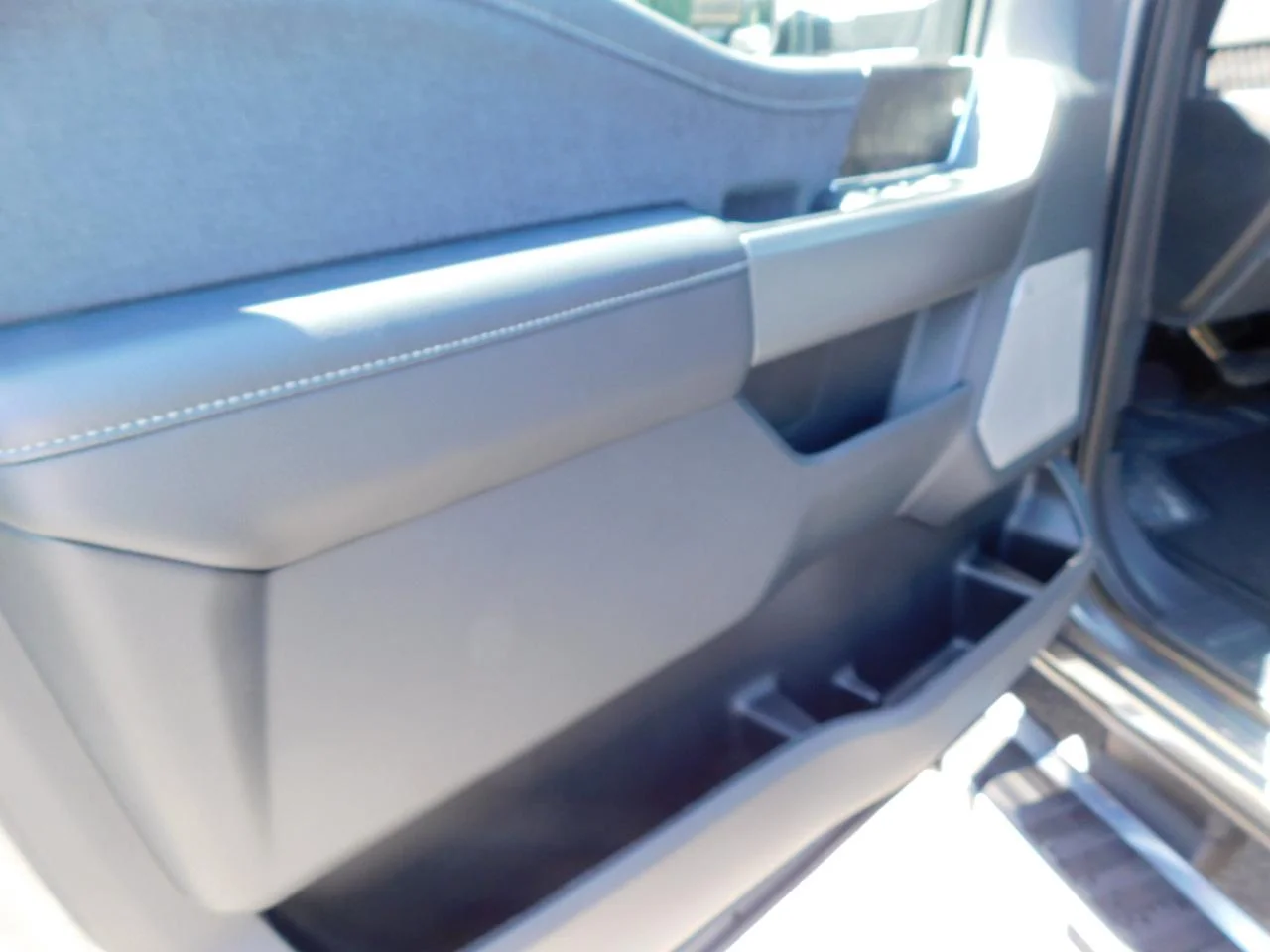 New 2027 Carbonized Gray Metallic Ford F-250® Lariat® image 32