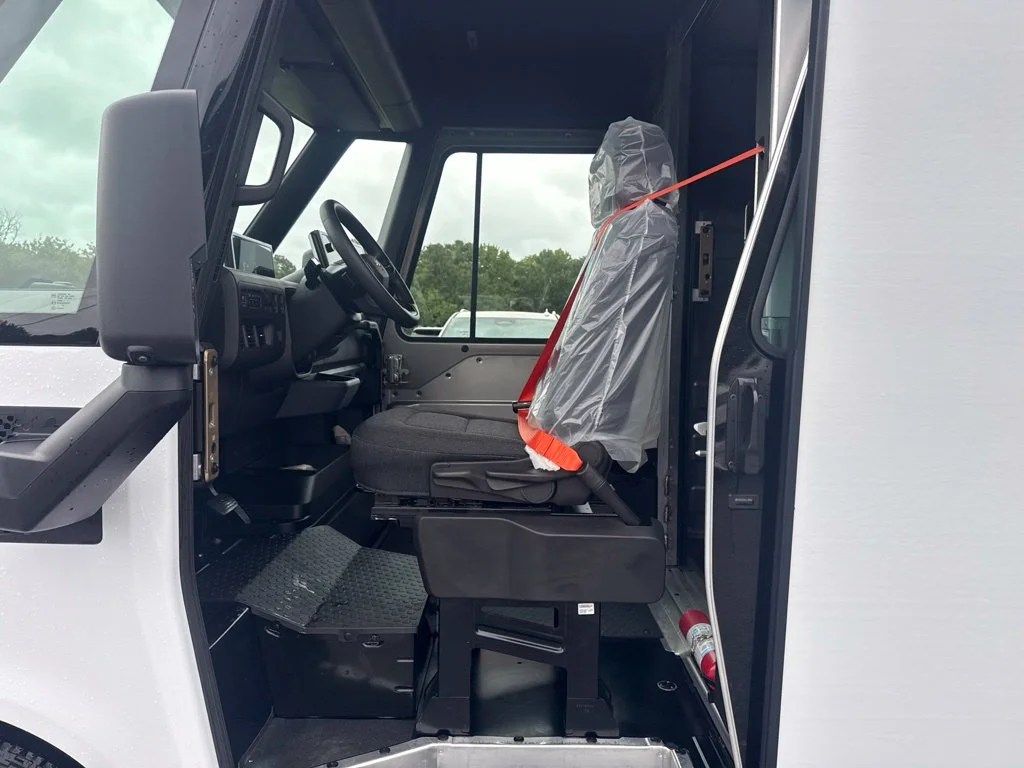 Used 2025 White Chevrolet 600 image 3