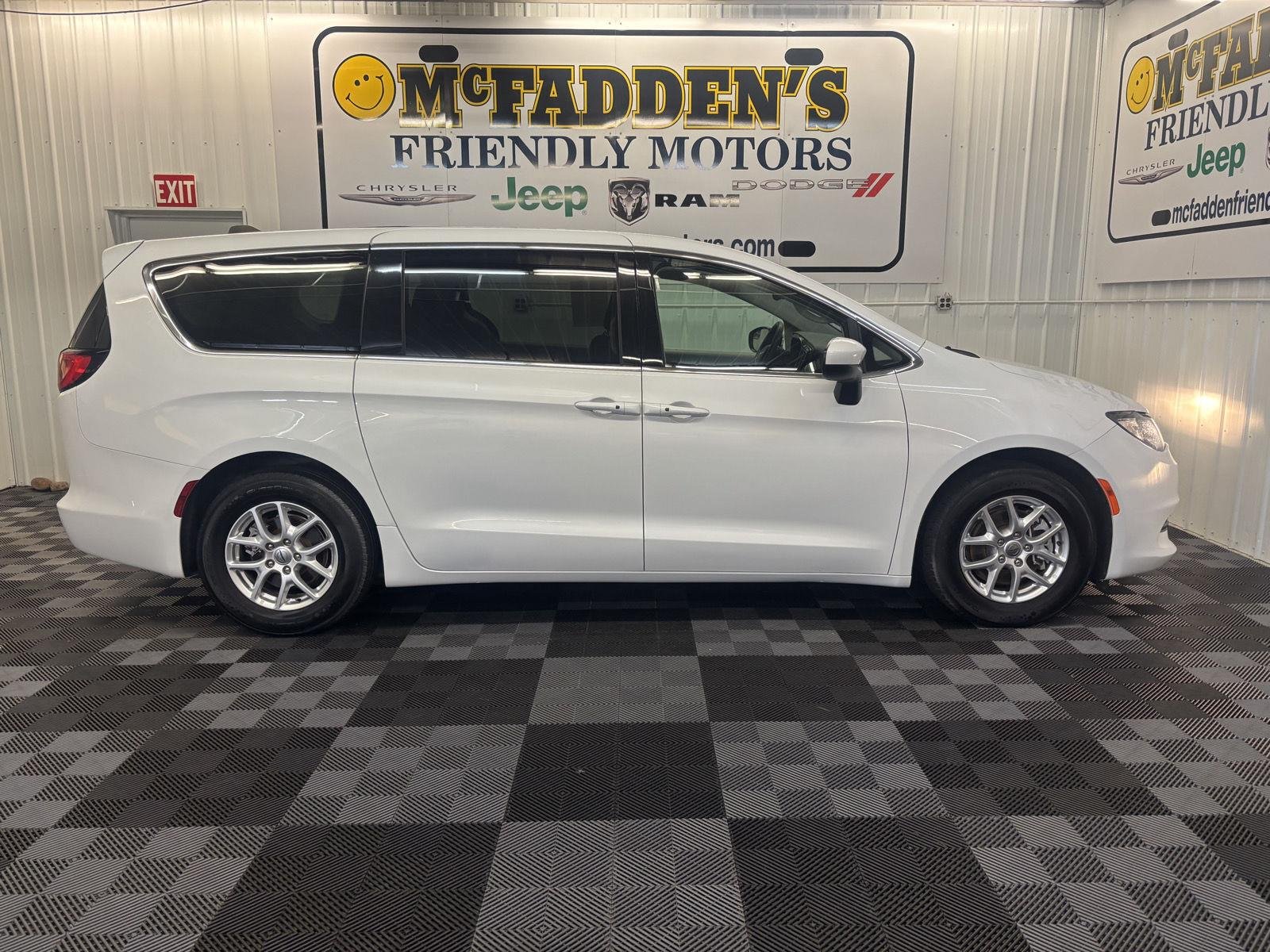 2023 Chrysler Voyager LX