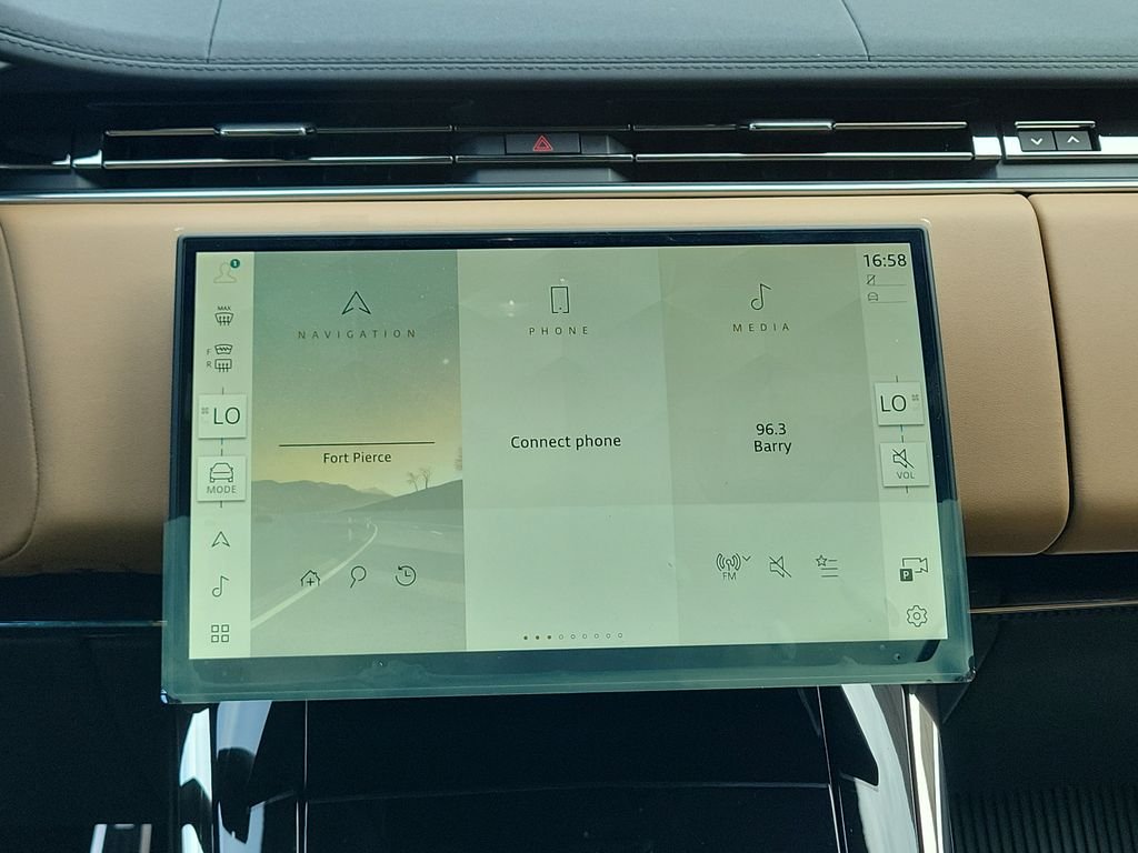 New 2026 Fuji White Land Rover Dynamic SE image 21