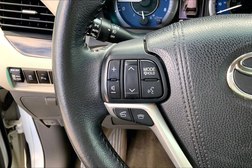 Used 2015 White Toyota XLE Premium image 11