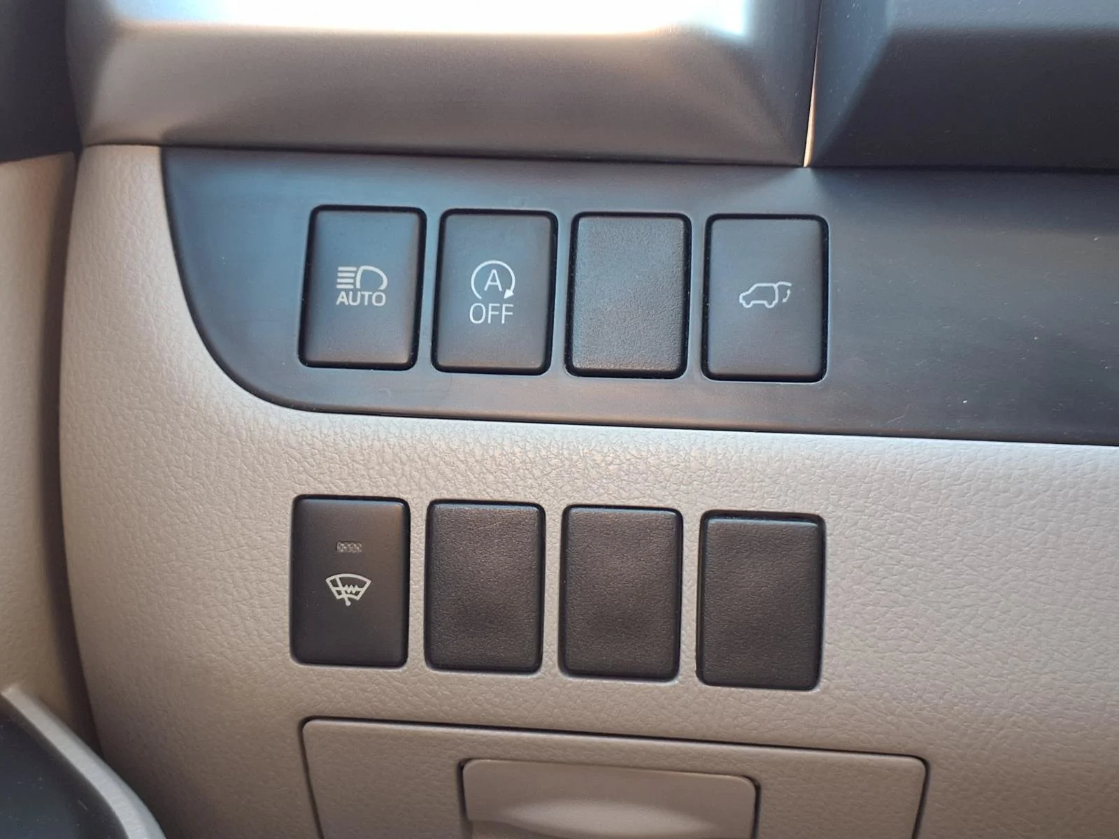 Certified Used 2018 Predawn Gray Mica Toyota XLE image 14