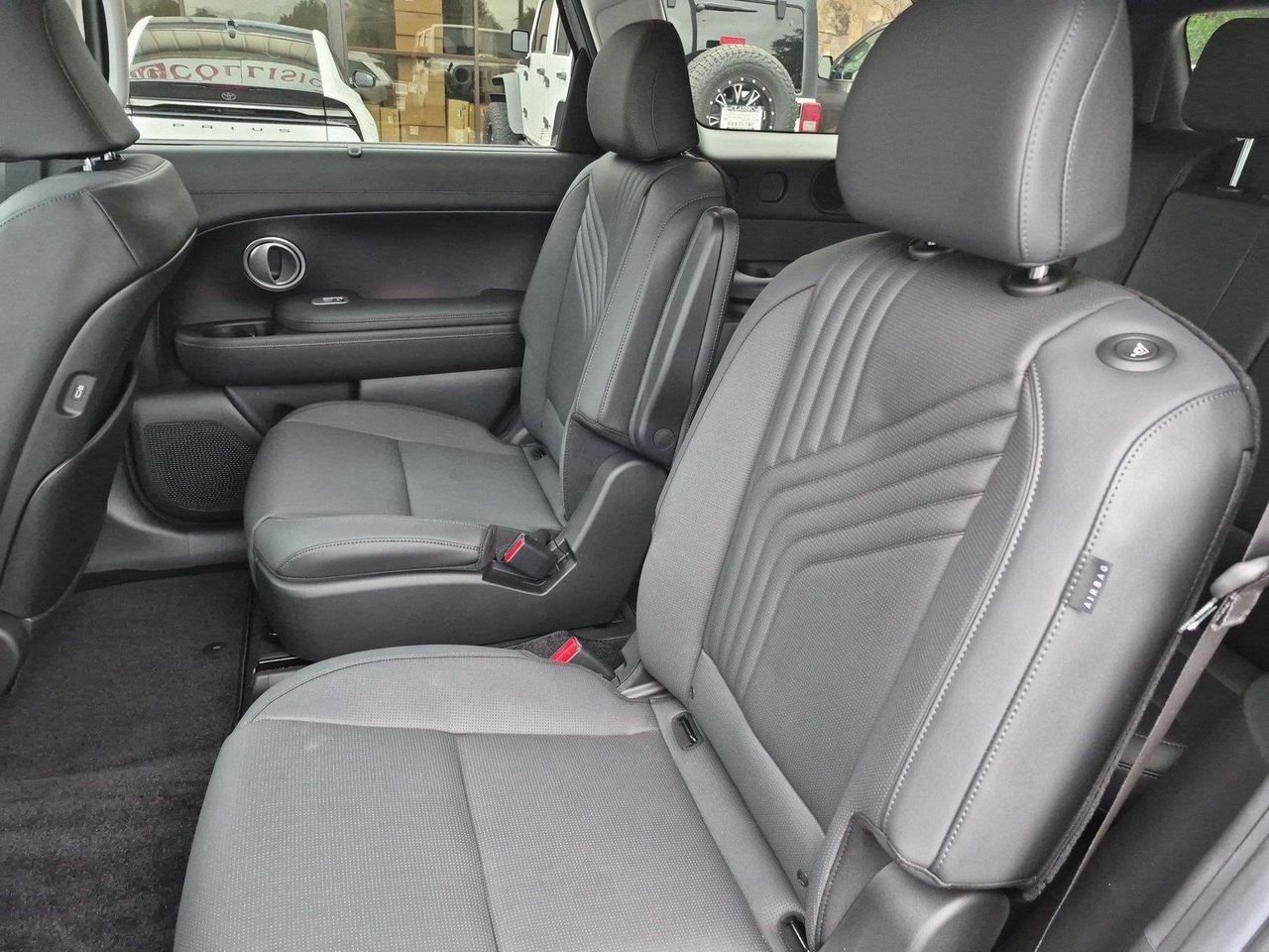 New 2027 Shimmering Silver Hyundai SEL Premium FWD image 31