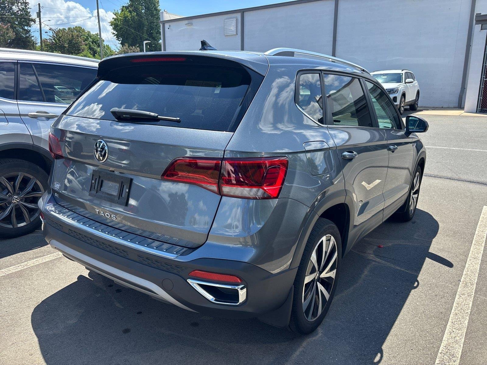 Used 2024 Platinum Gray Metallic Volkswagen SE image 5