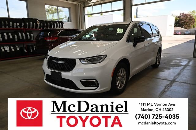 2025 Chrysler Pacifica Select's photo