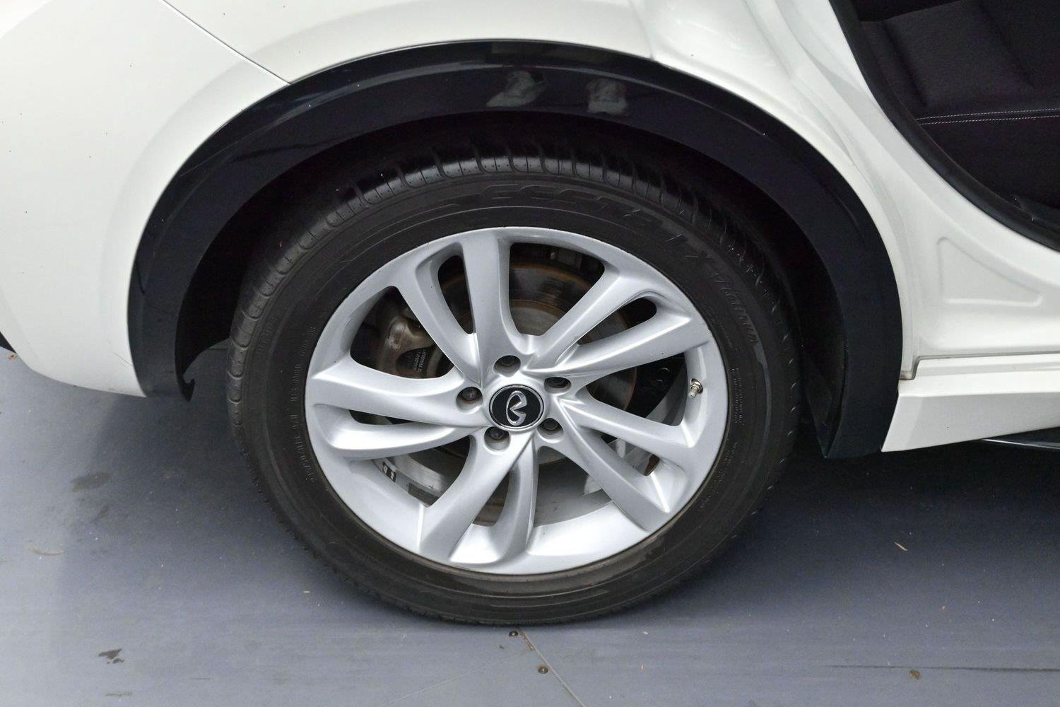 Used 2018 Majestic White INFINITI Base image 31