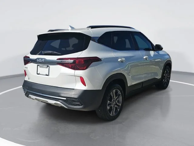 Used 2023 White Kia S image 3