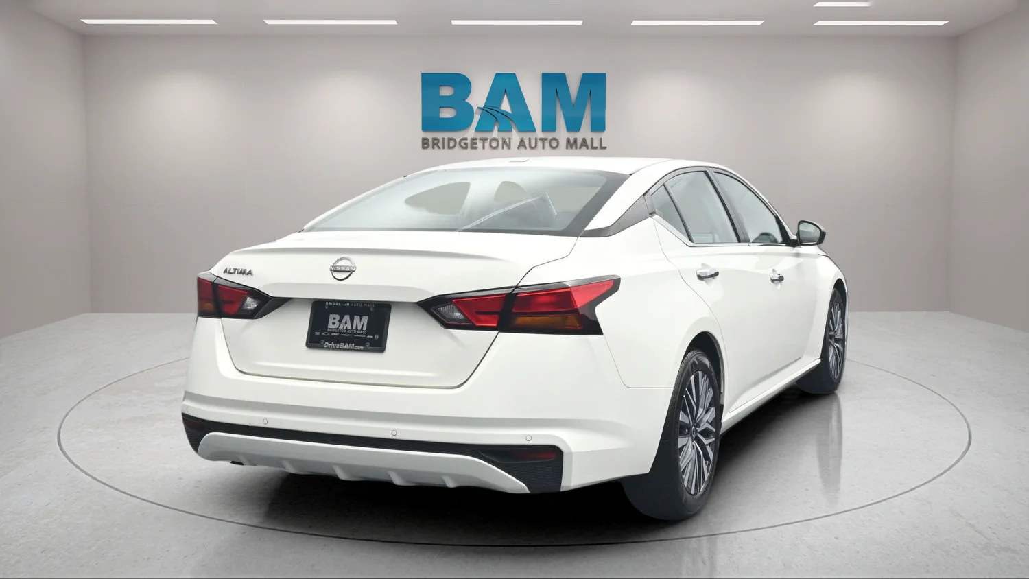 Used 2025 White Nissan SV image 5