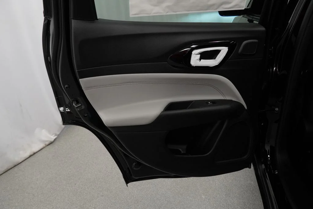 New 2026 Diamond Black Crystal Pearl-Coat Exterior Paint Jeep Limited image 30