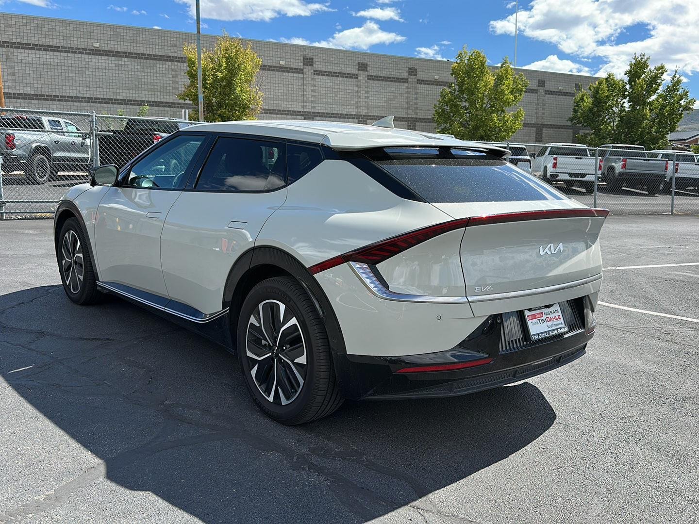 Used 2022 White Kia Wind image 17