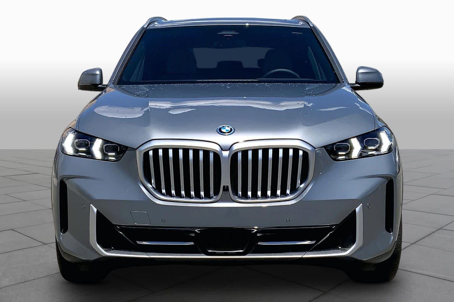 New 2026 Skyscraper Grey Metallic BMW xDrive50e image 3