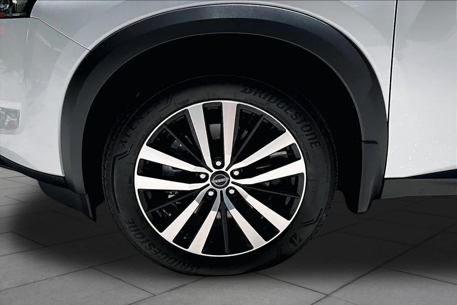 Used 2025 Everest White Pearl Tricoat Nissan Platinum image 11