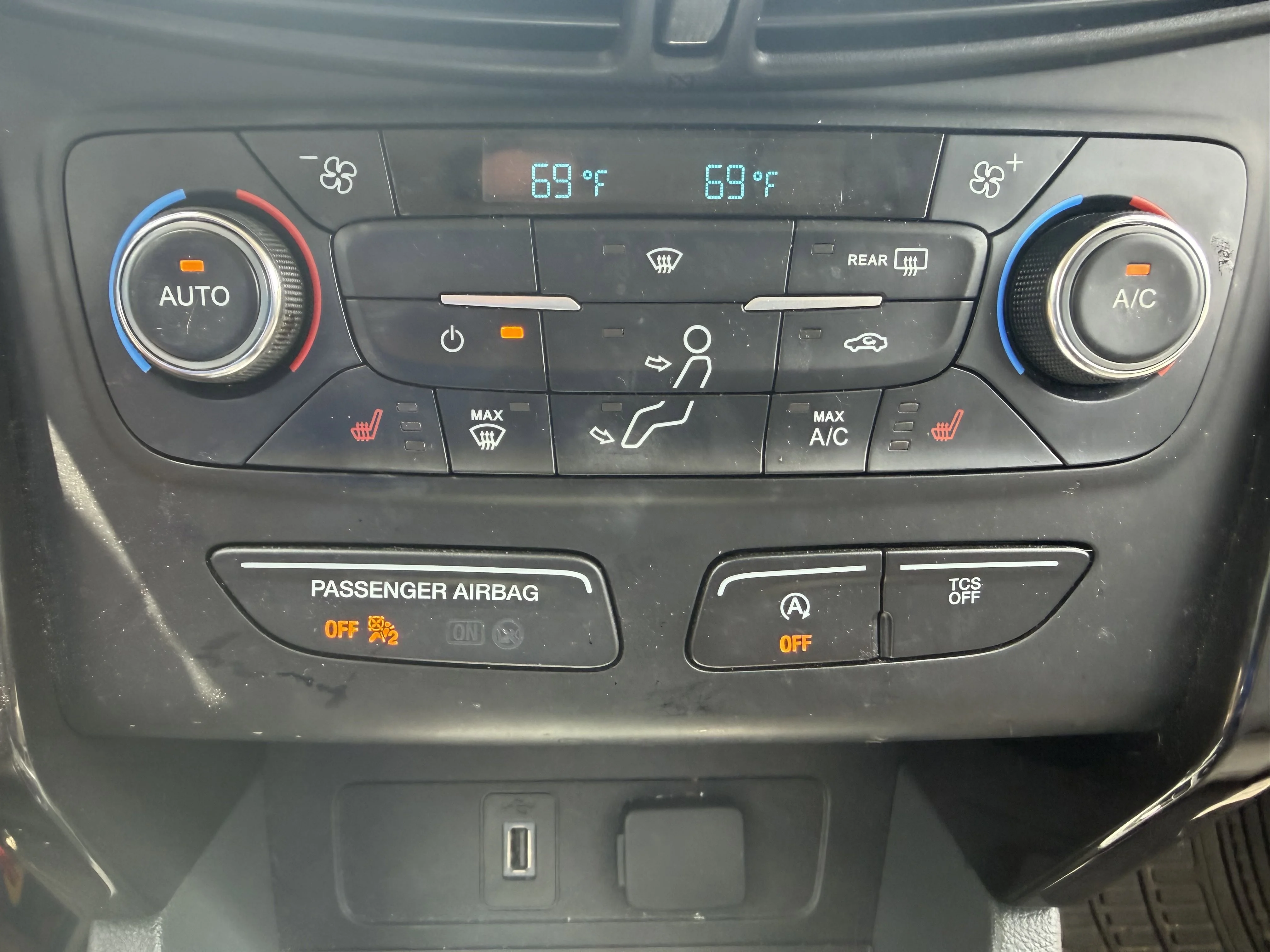 Used 2017  Ford Titanium image 17