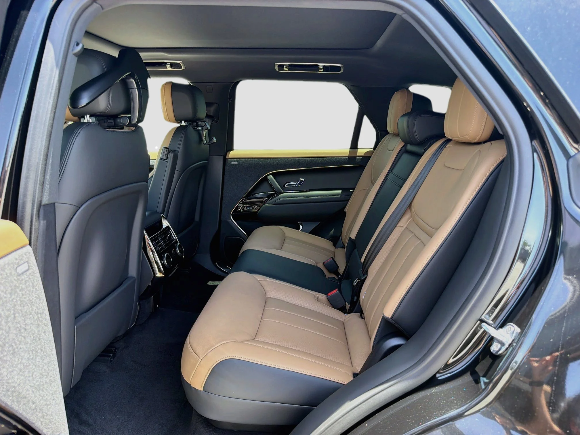 New 2026 Santorini Black Land Rover Dynamic SE image 22