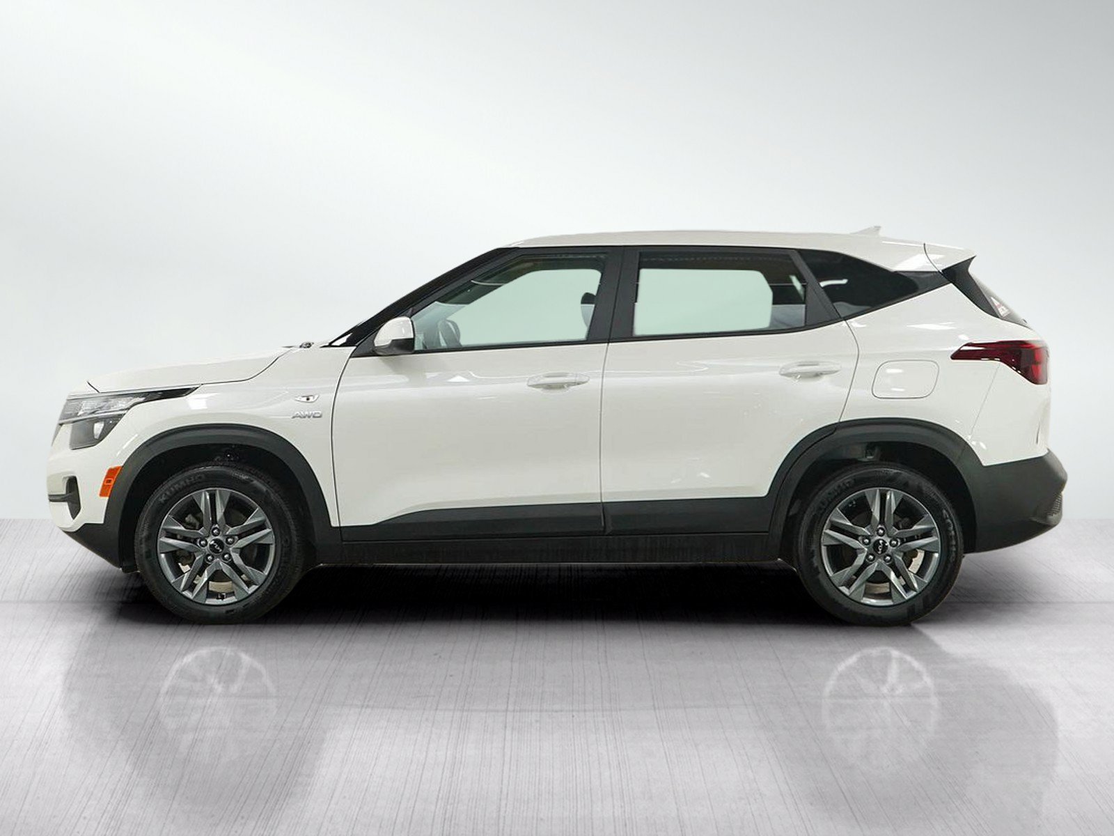 Used 2023 Snow White Pearl Kia Lx image 2