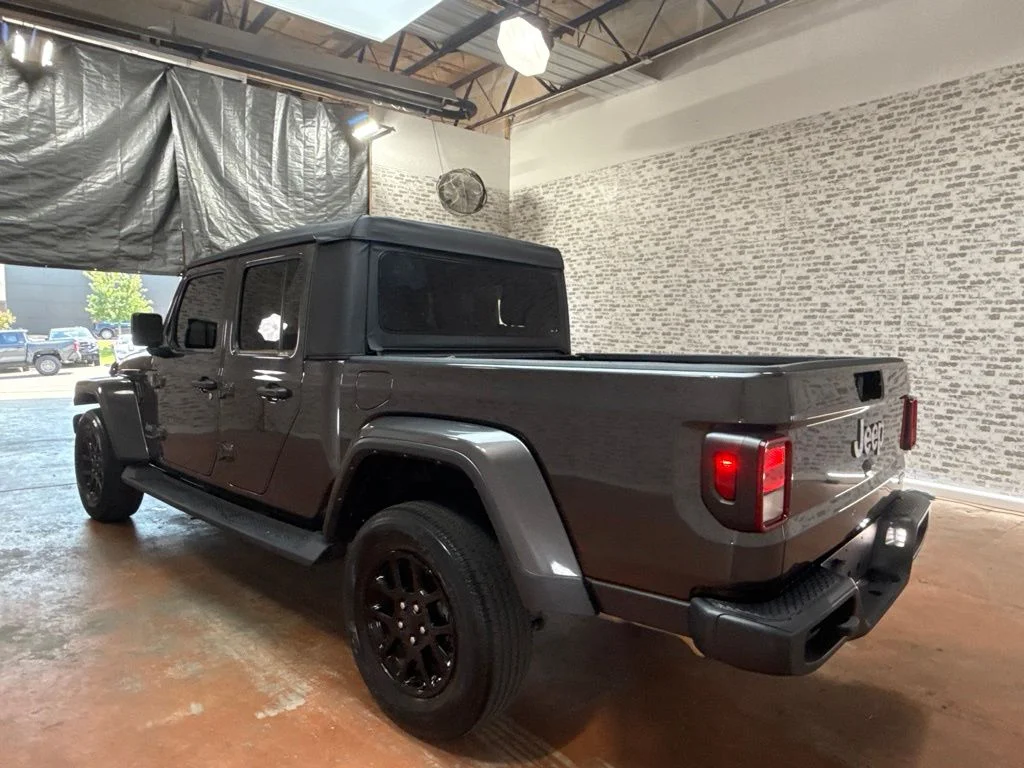 Used 2023 Granite Crystal Metallic Clearcoat Jeep Overland image 5