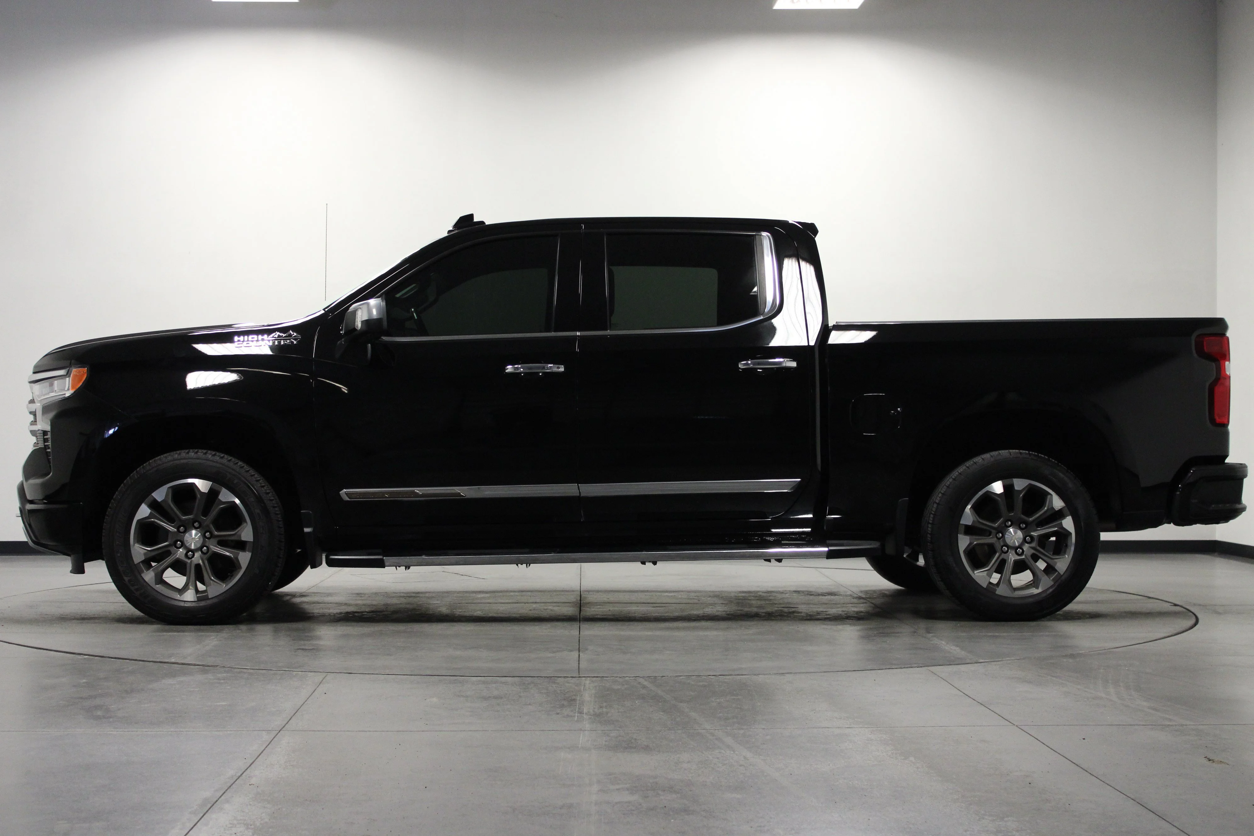 Used 2022 Black Chevrolet High Country image 7