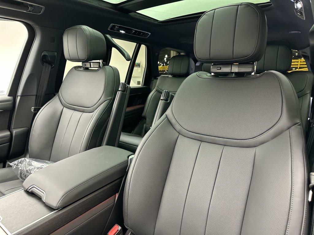 New 2027 Santorini Black Land Rover SE image 10