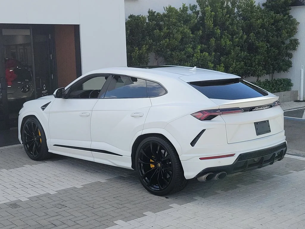 Used 2022 White Lamborghini Base image 3