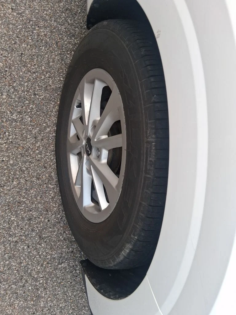 Used 2022 White Kia LXS image 7