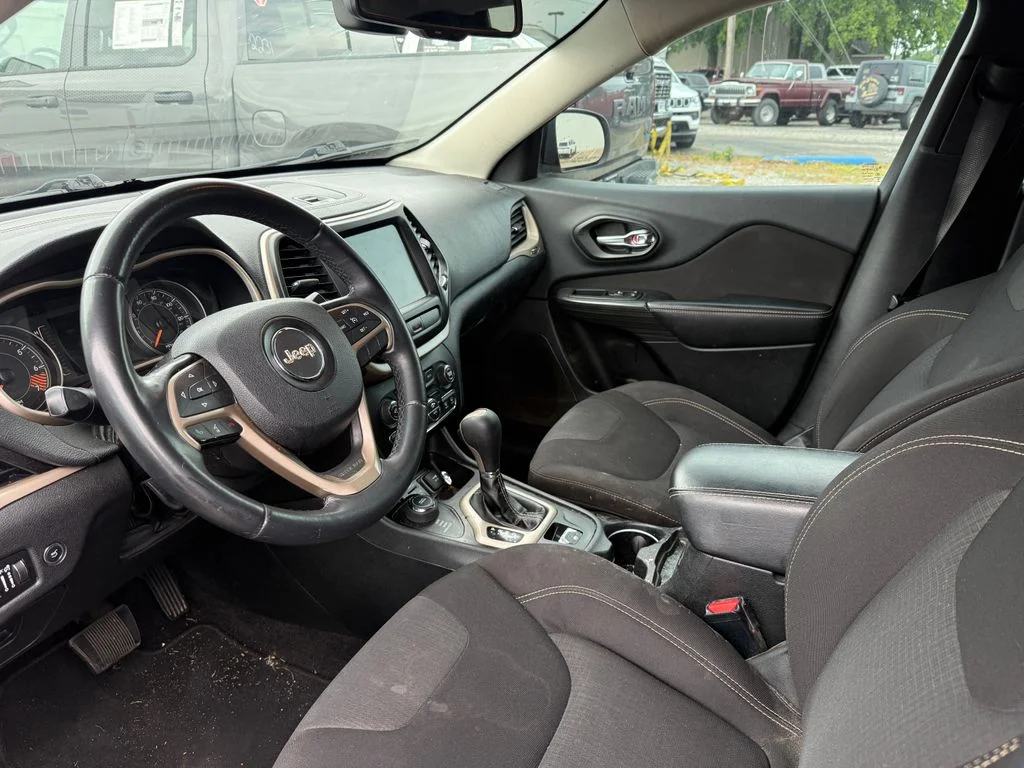 Used 2015 Black Jeep Latitude image 9