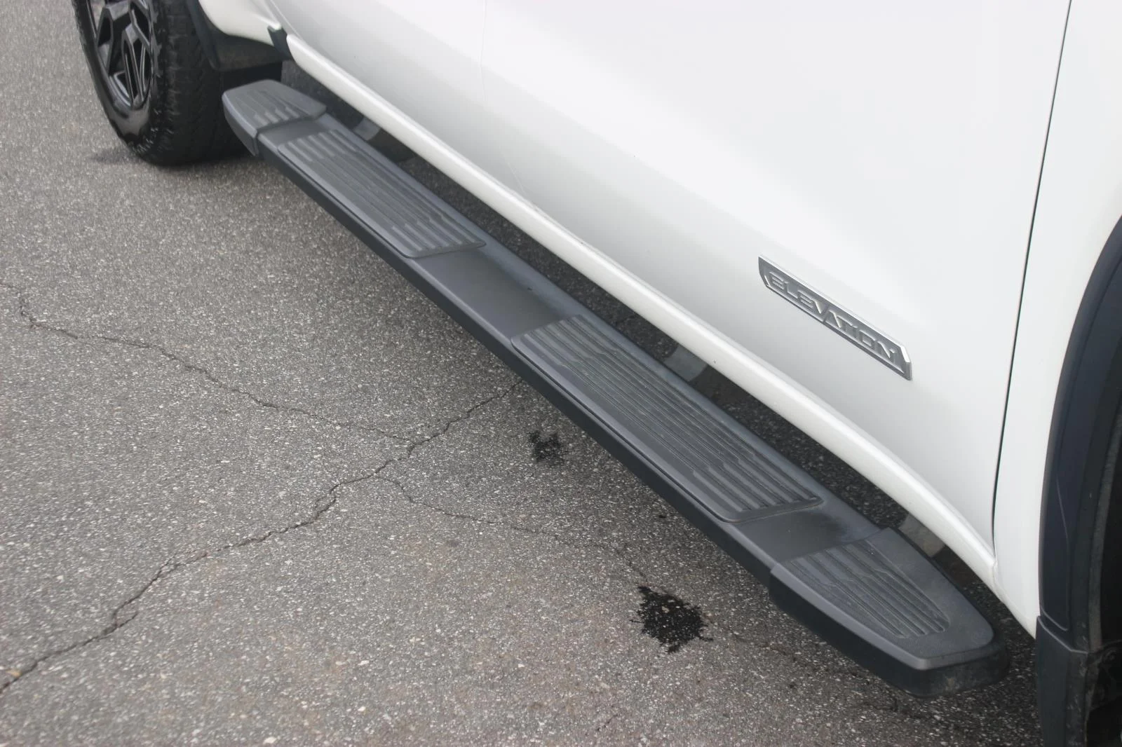 Used 2024 Summit White GMC Elevation image 10