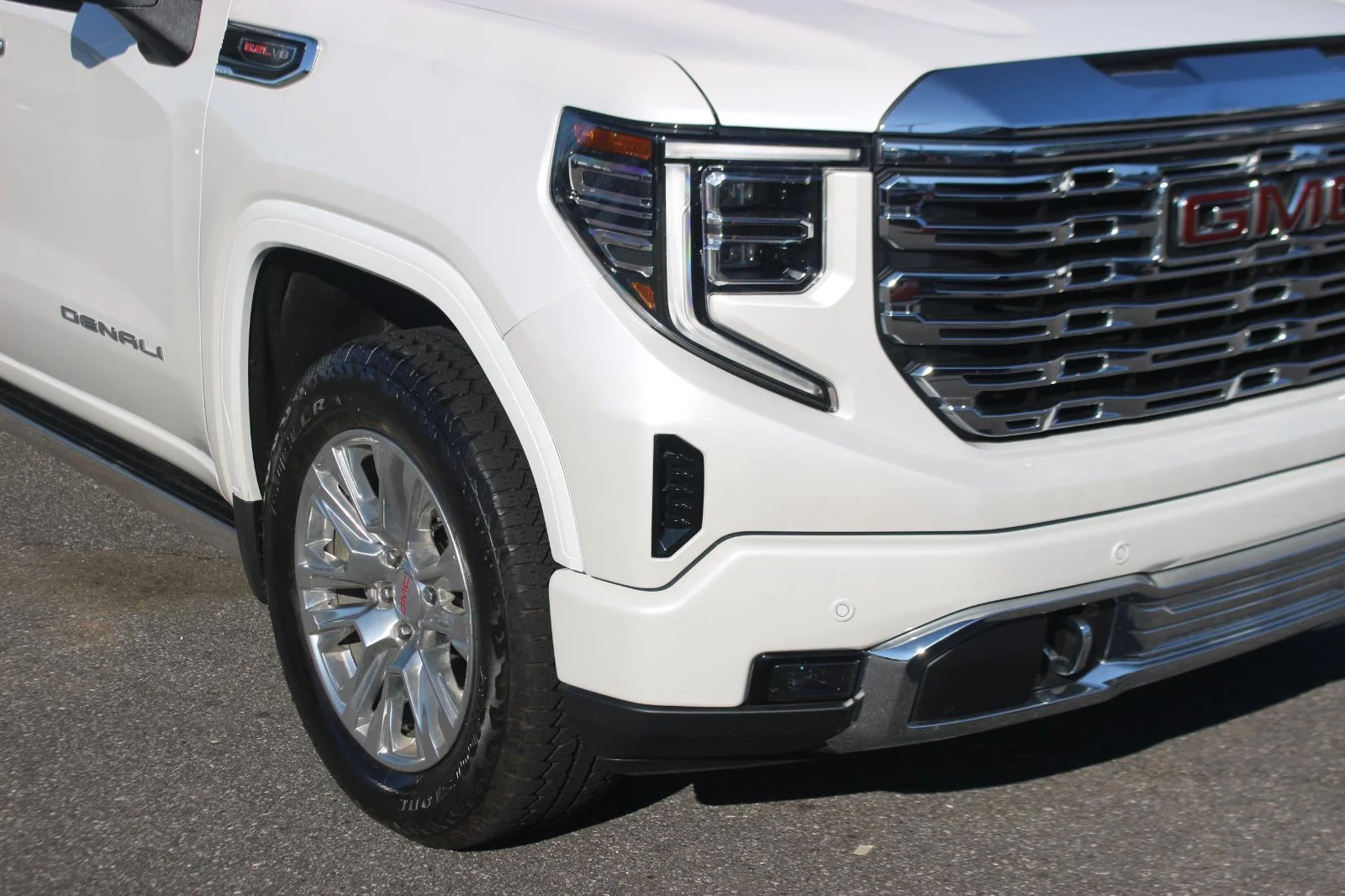 Used 2025 White Frost Tricoat GMC Denali image 9