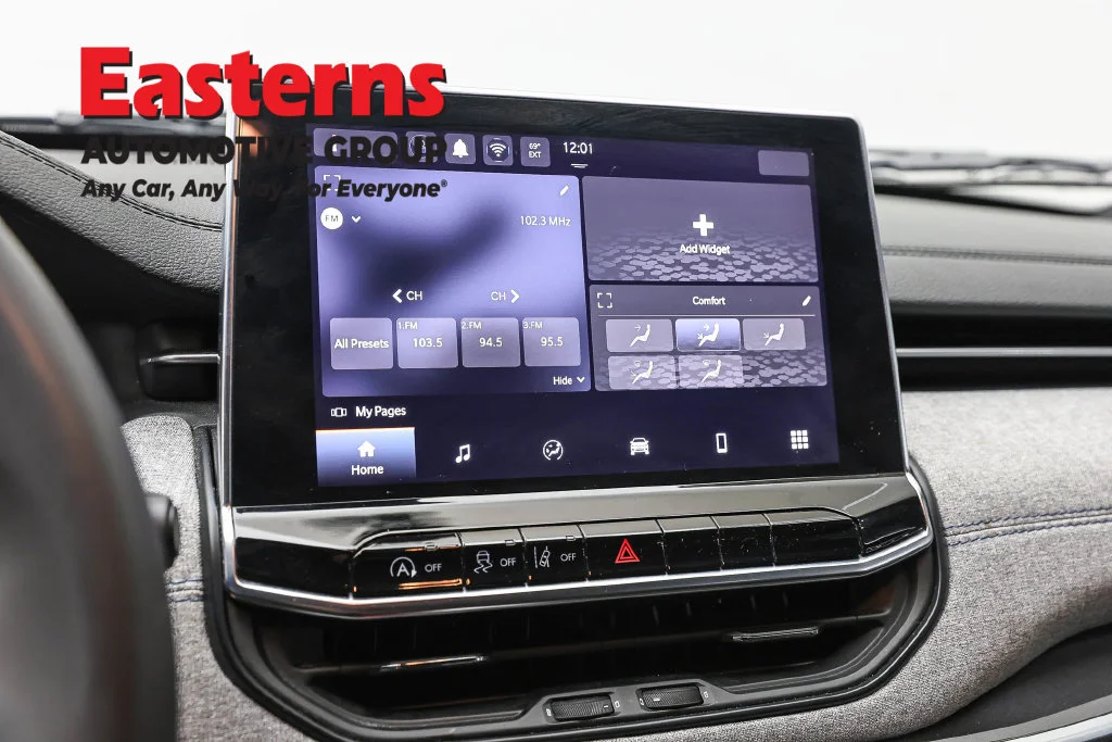 Used 2024 White Jeep Latitude image 18