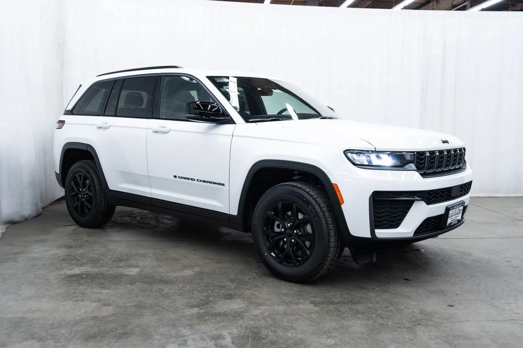 2026 Jeep Grand Cherokee Laredo Altitude 4x4's photo