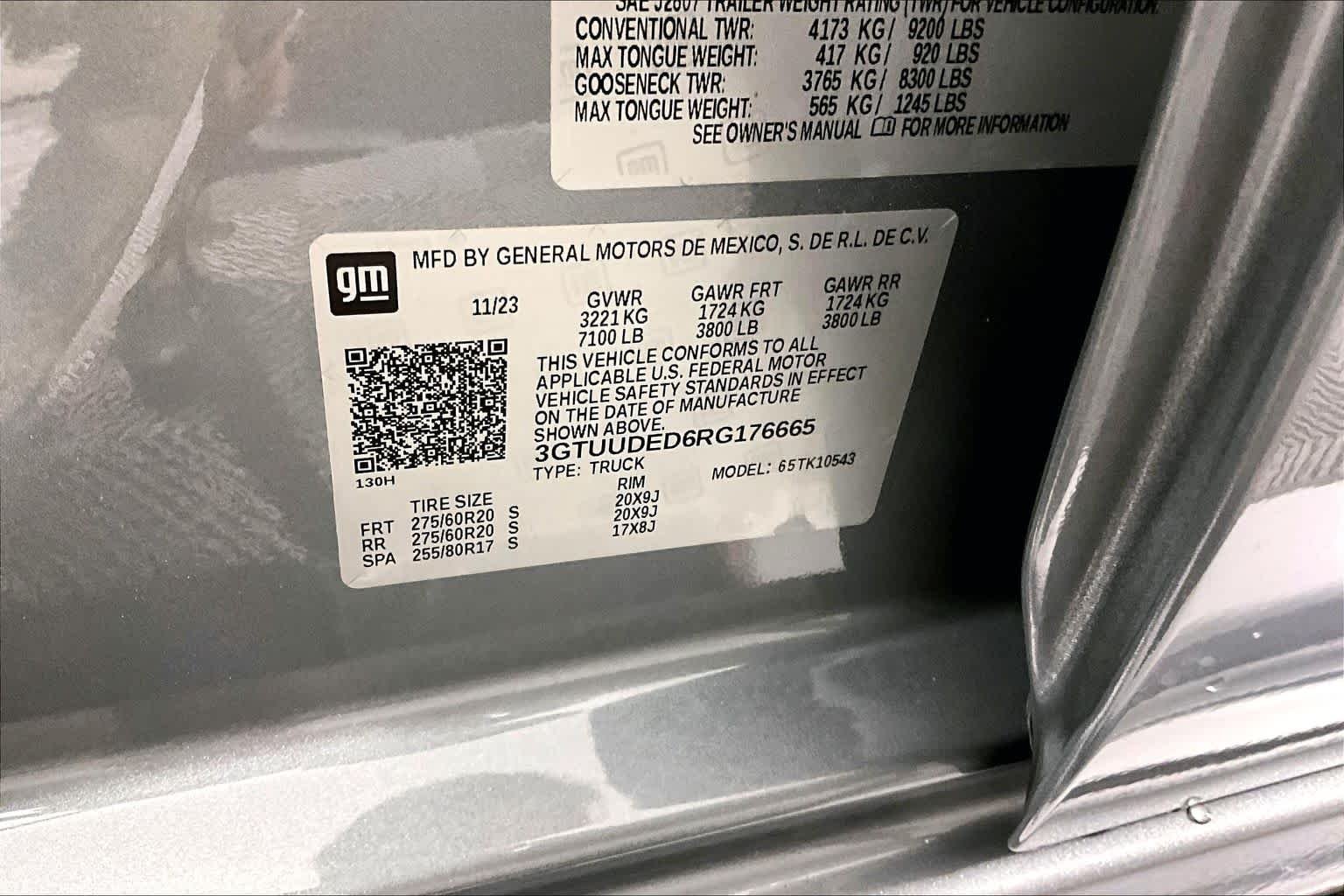 Used 2024 Sterling Metallic GMC SLT image 33
