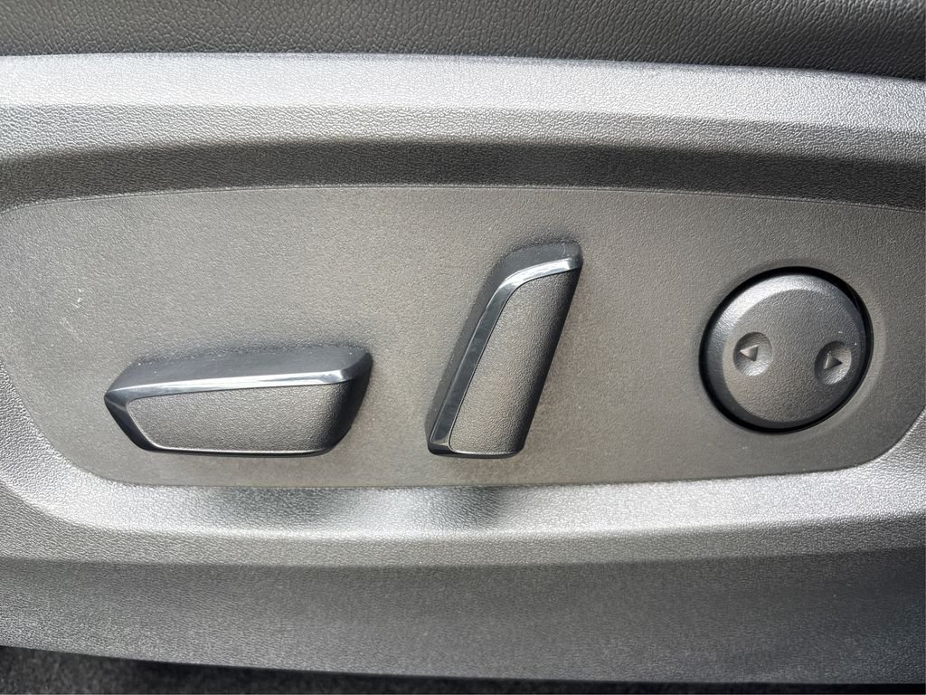 Used 2023 Silver Nissan SL image 43