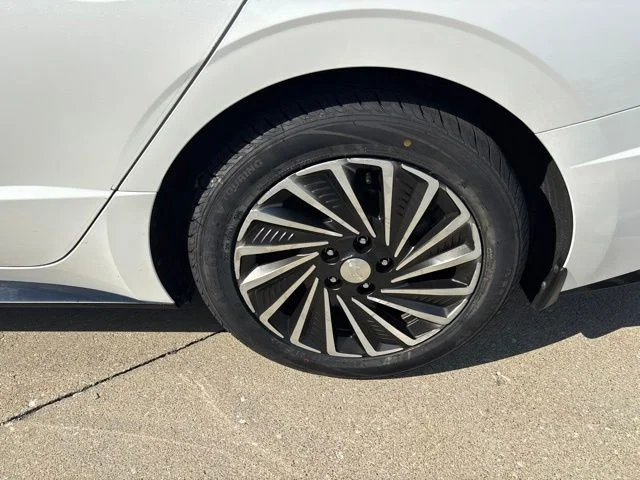 Used 2021 Hyper White Hyundai Limited image 10