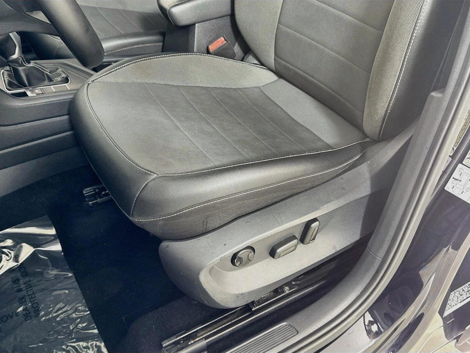 Used 2022 Deep Black Pearl Volkswagen SE image 18