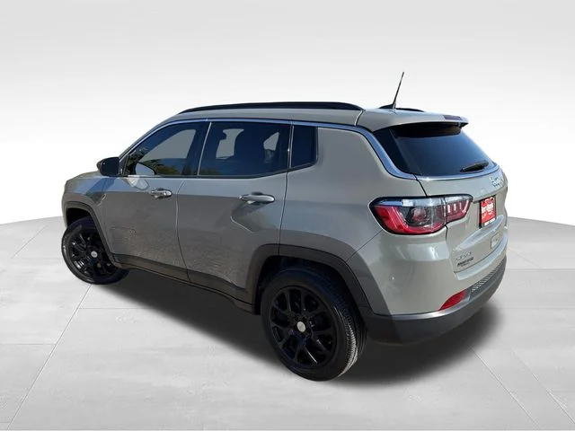 Used 2023 Gray Jeep Latitude Lux image 5