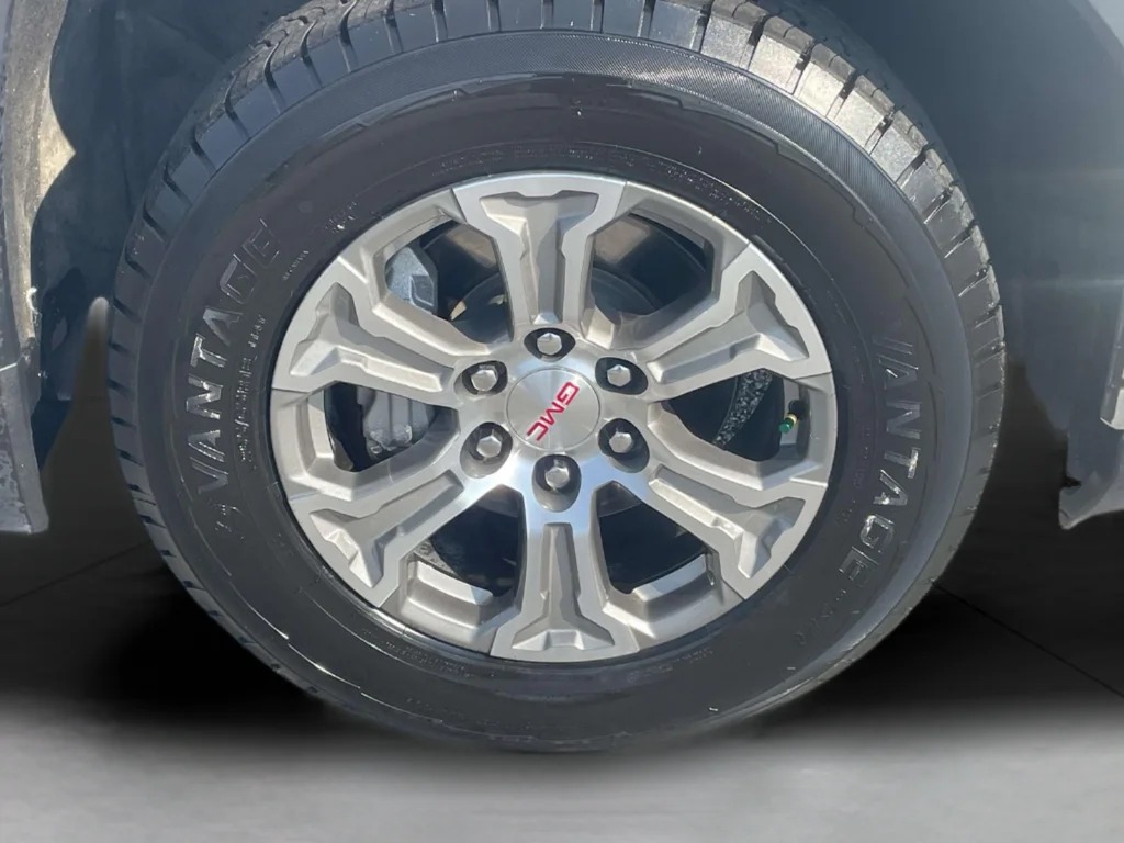 Used 2025 Summit White GMC SLT image 9