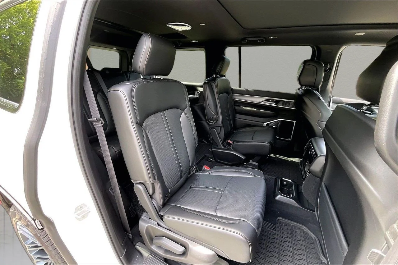 New 2026 Bright White Clear-Coat Exterior Paint Jeep  image 23