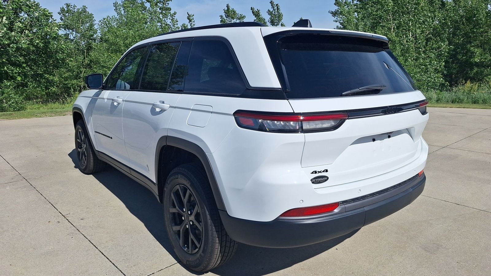 New 2026 Bright White Clear-Coat Exterior Paint Jeep Altitude image 6