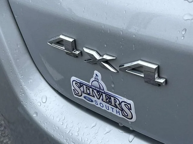 Used 2024 Silver Jeep Latitude image 11