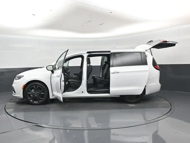 New 2026 Bright White Clear-Coat Exterior Paint Chrysler Limited image 55