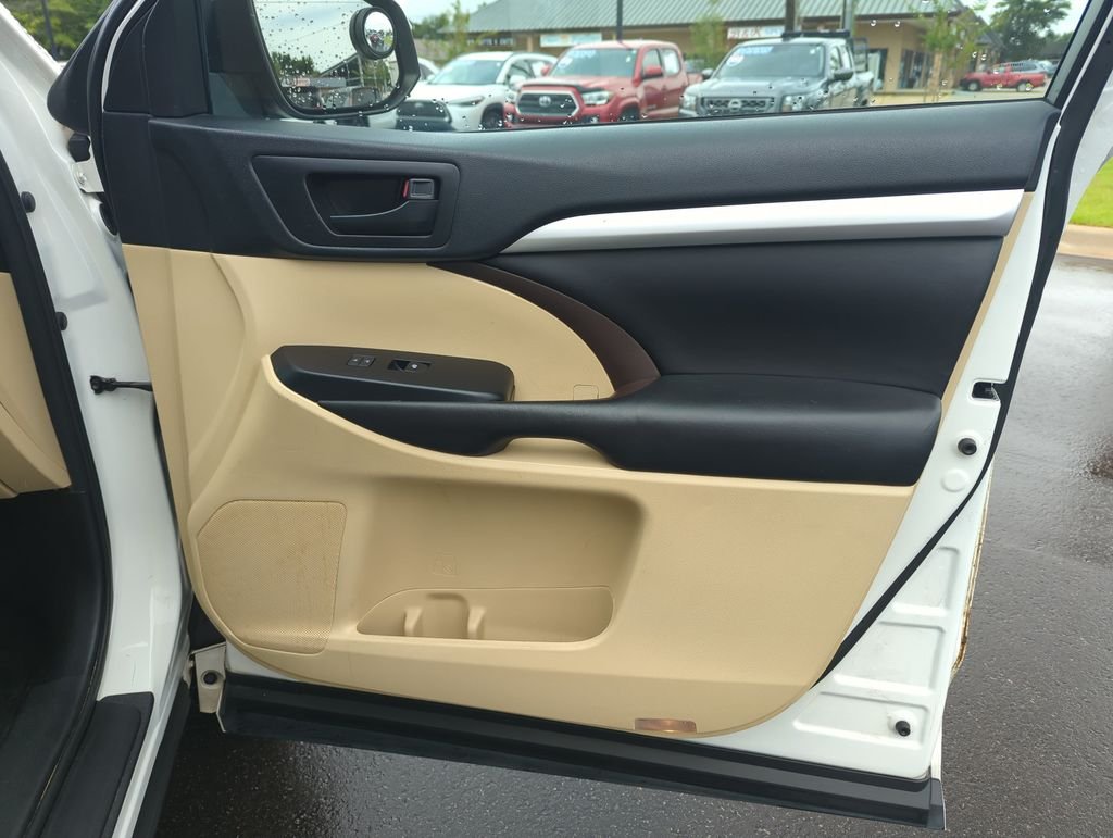 Used 2017 White Toyota LE Plus image 33