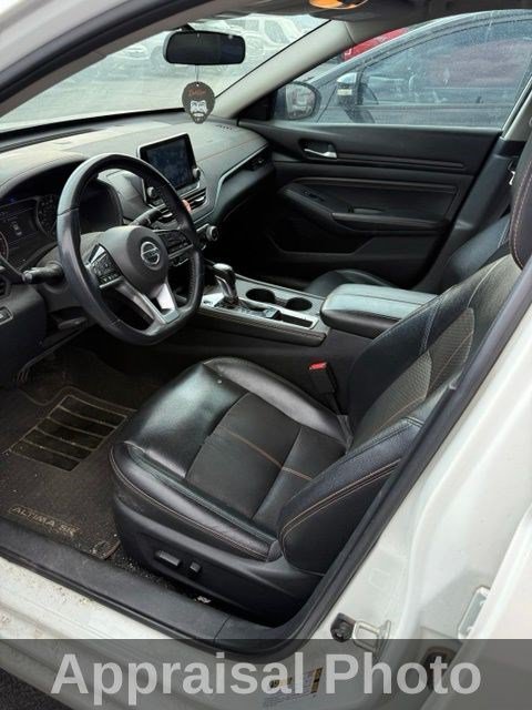 Used 2020 White Nissan 2.5 SR image 3