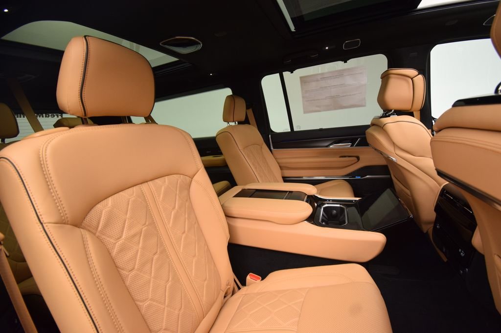 New 2026 Bright White Clear-Coat Exterior Paint Jeep Summit Reserve image 19