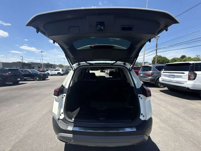 Used 2021 White Nissan SV image 22