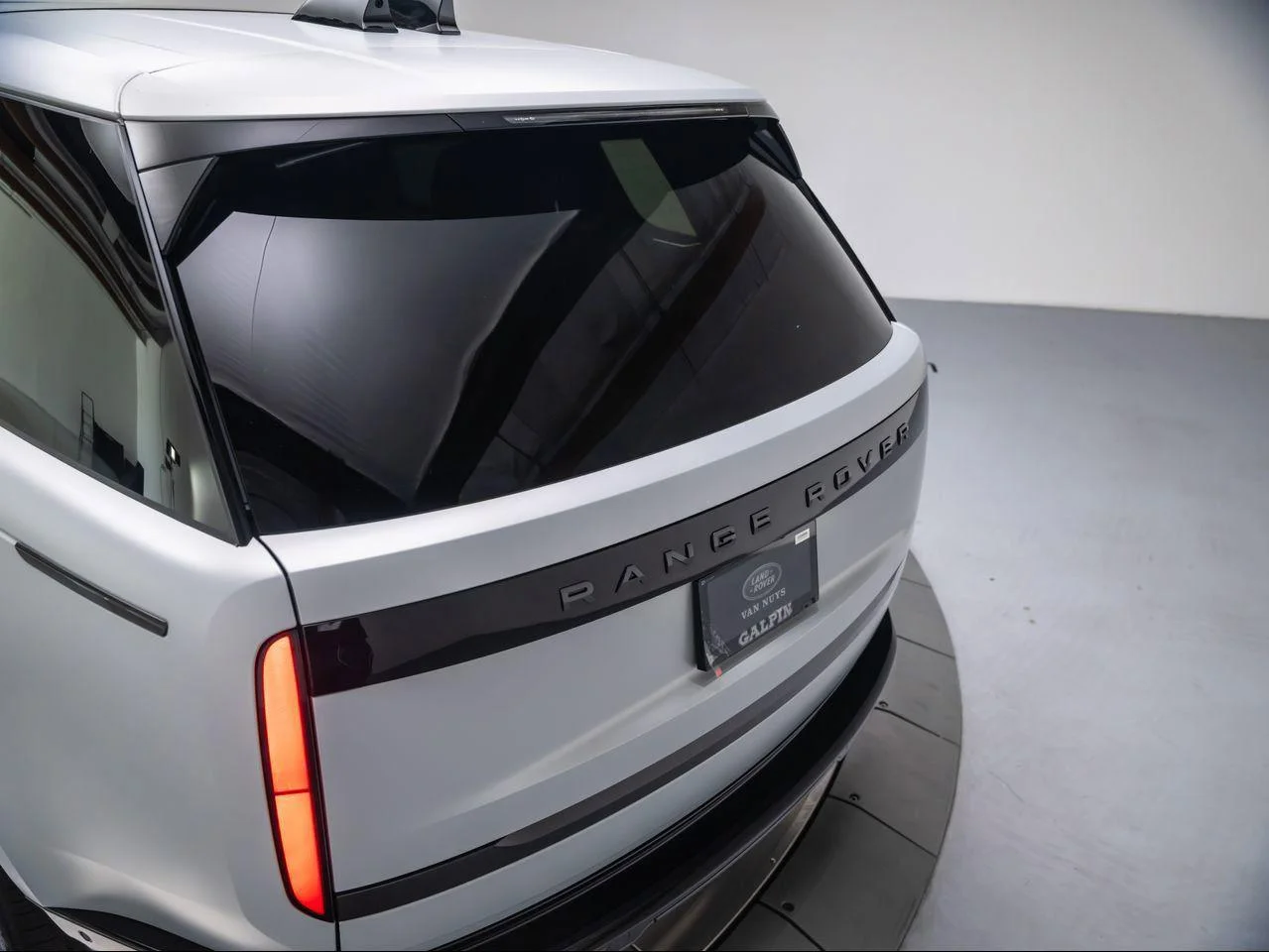 New 2026 Ethereal Frost Satin Land Rover Autobiography LWB image 33
