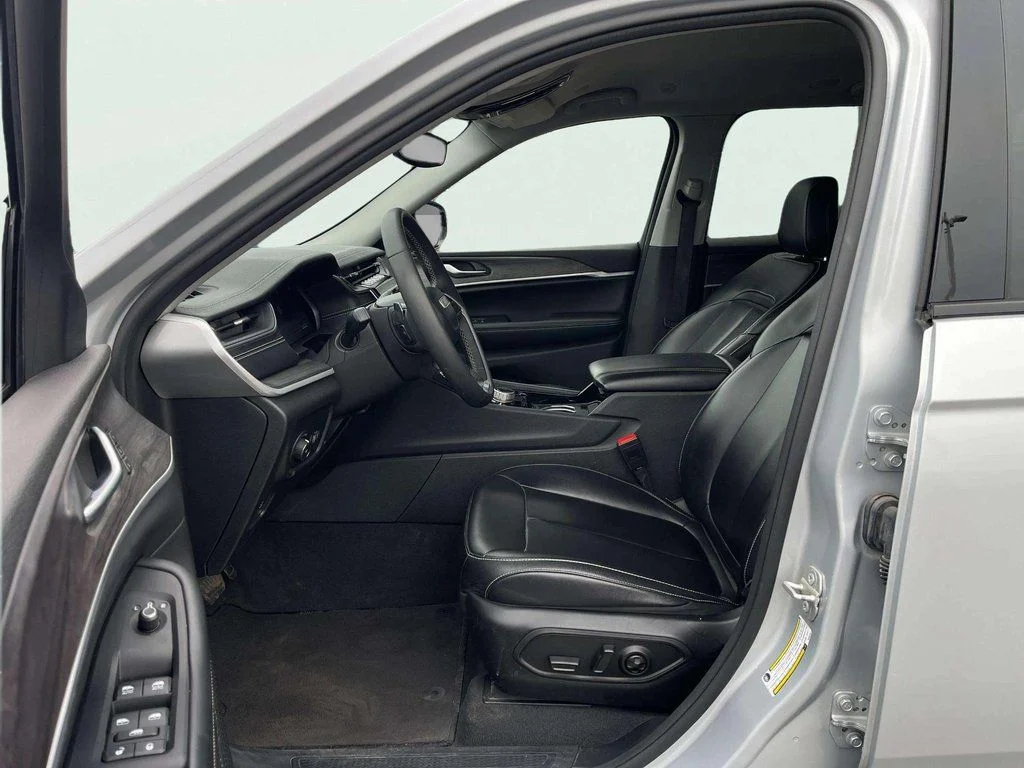 Used 2023 Silver Zynith Jeep Limited image 28